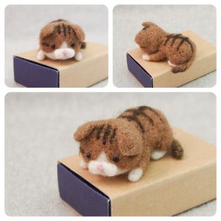 羊毛フェルト300 伏せるキジトラ猫 白靴下 ハンドメイド(ぬいぐるみ)