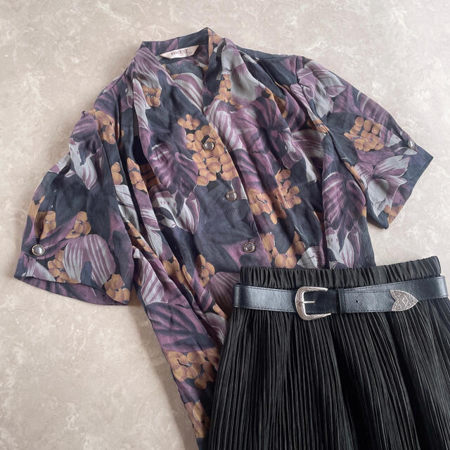 Lochie(ロキエ)のused レトロ クラシカル 花柄 ブラウス 古着 ヴィンテージ vintage レディースのトップス(シャツ/ブラウス(半袖/袖なし))の商品写真