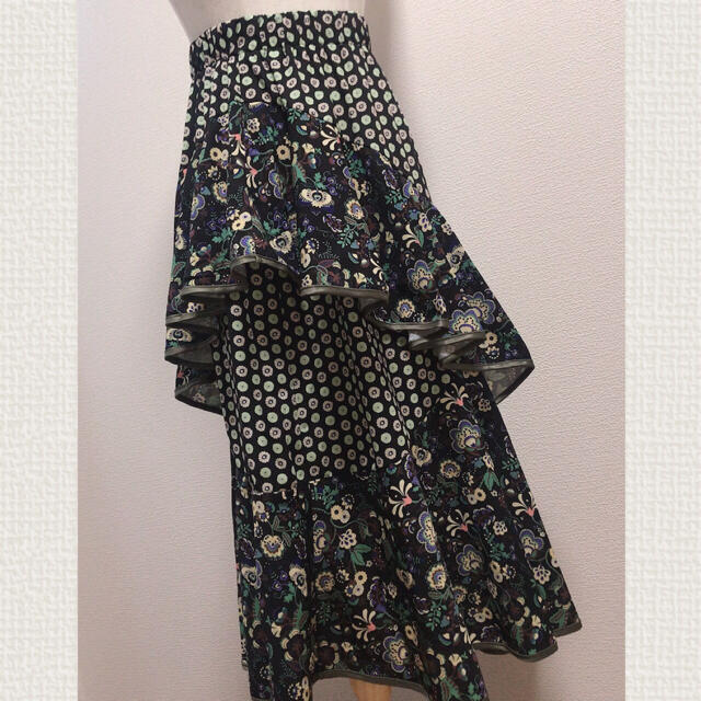 Lochie(ロキエ)のリトモラティーノ 黒 緑 リバティ フリル 総柄 スカート 花柄 フラメンコ風 レディースのスカート(ロングスカート)の商品写真
