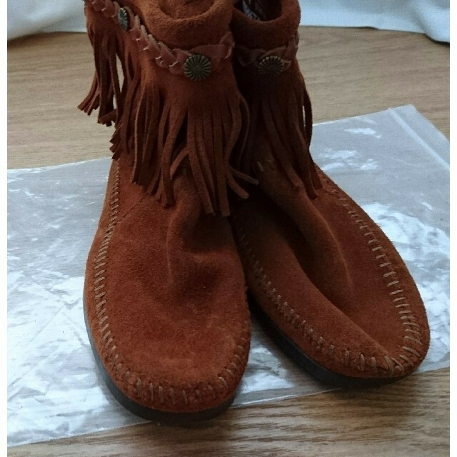 Minnetonka(ミネトンカ)の新品 ミネトンカ×earthmusic&ecology フリンジブーツ サイズ8 レディースの靴/シューズ(ブーツ)の商品写真