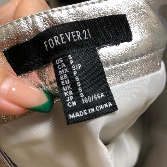 FOREVER 21(フォーエバートゥエンティーワン)のForever21★シルバースカート レディースのスカート(ミニスカート)の商品写真