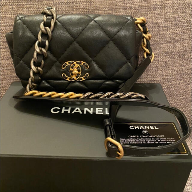 正規品 極美品　CHANEL19 ウエストバッグ　ボディバッグ　マトラッセ