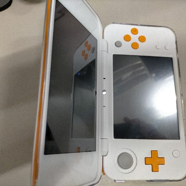 ニンテンドー2DS(ニンテンドー2DS)のNewニンテンドー2DSLL　ホワイト×オレンジ エンタメ/ホビーのゲームソフト/ゲーム機本体(携帯用ゲーム機本体)の商品写真