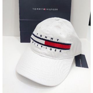 トミーヒルフィガー(TOMMY HILFIGER)の激安！使用2回だけの新品同様！ロゴマーク入り！トミーヒルフィガー！真っ白い帽子(キャップ)