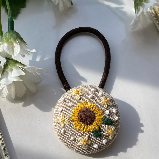 くるみボタン　ヘアゴム　刺繍　ヒマワリ ハンドメイドのアクセサリー(ヘアアクセサリー)の商品写真