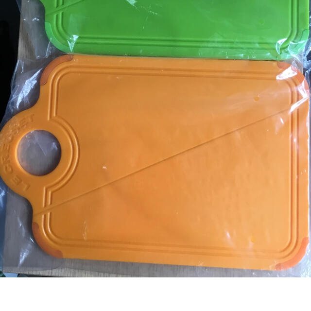 LE CREUSET(ルクルーゼ)のル・クルーゼ　カッティングボード　まな板　オレンジ・グリーン　2枚セット インテリア/住まい/日用品のキッチン/食器(調理道具/製菓道具)の商品写真