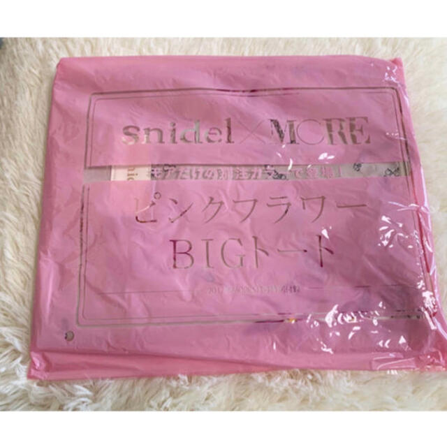 SNIDEL(スナイデル)のMORE モア 2017年5月号 付録 スナイデル ピンクフラワー BIGトート レディースのバッグ(トートバッグ)の商品写真