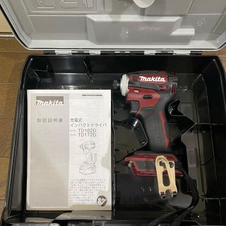 マキタ(Makita)のマキタ　インパクトドライバー　TD172D オーセンティックレッド新品未使用品！(工具)