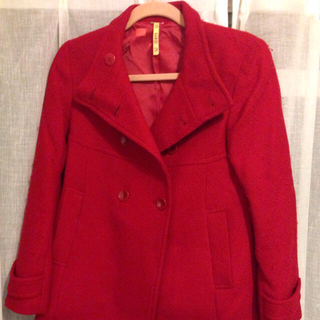 ユニクロ(UNIQLO)の寒い日に綺麗な赤のコート(ダッフルコート)
