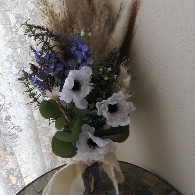 アネモネとラベンダーのふんわりドライフラワースワッグ 花束 ウェディング 撮影 ハンドメイドのウェディング(ブーケ)の商品写真