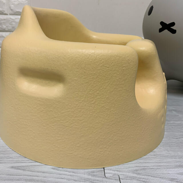 Bumbo(バンボ)のバンボ　BUMBO  黄色 キッズ/ベビー/マタニティのキッズ/ベビー/マタニティ その他(その他)の商品写真