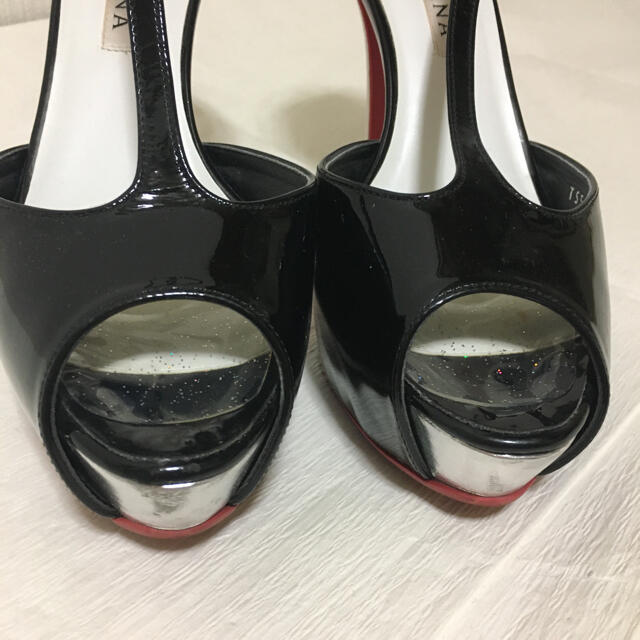 DIANA(ダイアナ)のダイアナ　Tストラップ  エナメル　サンダル　ハイヒール　黒白 レディースの靴/シューズ(ハイヒール/パンプス)の商品写真
