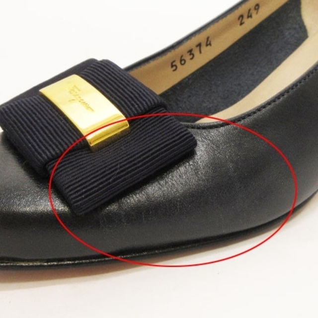 Salvatore Ferragamo(サルヴァトーレフェラガモ)のサルヴァトーレフェラガモ ヴァラ パンプス レザー リボン ラウンドトゥ 紺 4 レディースの靴/シューズ(ハイヒール/パンプス)の商品写真