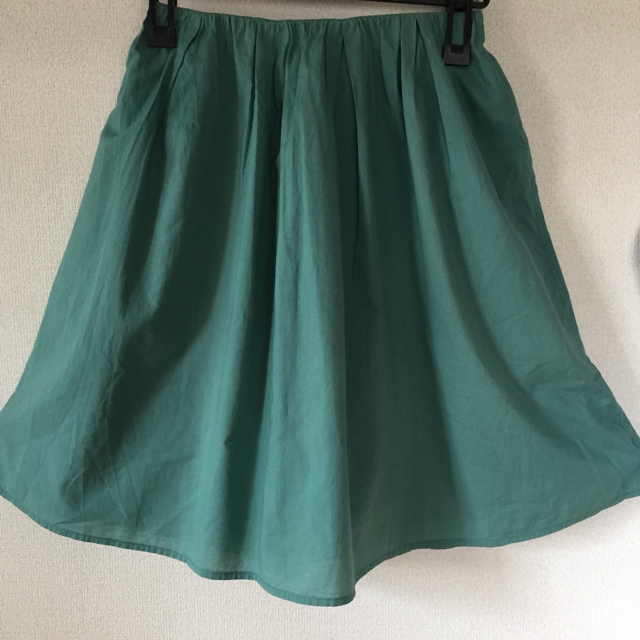 earth music & ecology(アースミュージックアンドエコロジー)のゴムのグリーンのフレアースカート ひざ丈 レディースのスカート(ひざ丈スカート)の商品写真