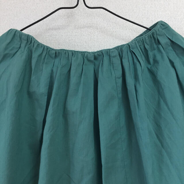 earth music & ecology(アースミュージックアンドエコロジー)のゴムのグリーンのフレアースカート ひざ丈 レディースのスカート(ひざ丈スカート)の商品写真