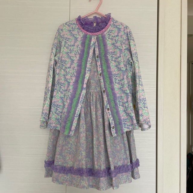 fafa(フェフェ)のフェフェ　ワンピース　カーディガンセット　キッズ130 キッズ/ベビー/マタニティのキッズ服女の子用(90cm~)(ワンピース)の商品写真