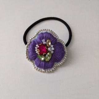 【値下げ】ハンドメイド　ビーズ刺繍　ヘアゴム［ビジュー×紫花］(ヘアアクセサリー)