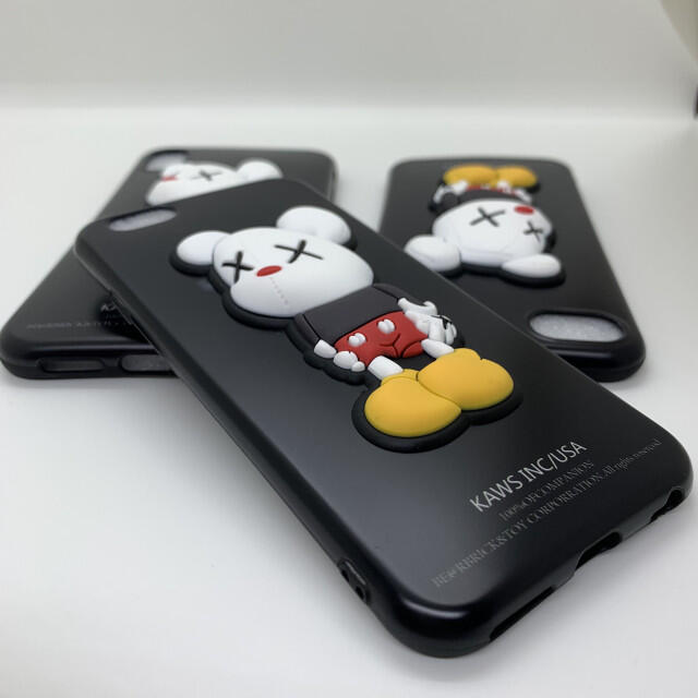 iPhone XSMAXケース KAWS カウズ &ミッキー 立体 フィギュア付 スマホ/家電/カメラのスマホアクセサリー(iPhoneケース)の商品写真