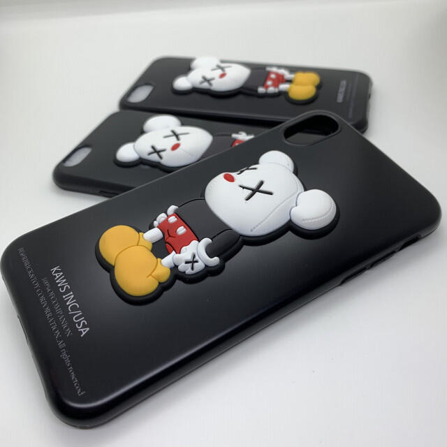 iPhone XSMAXケース KAWS カウズ &ミッキー 立体 フィギュア付 スマホ/家電/カメラのスマホアクセサリー(iPhoneケース)の商品写真