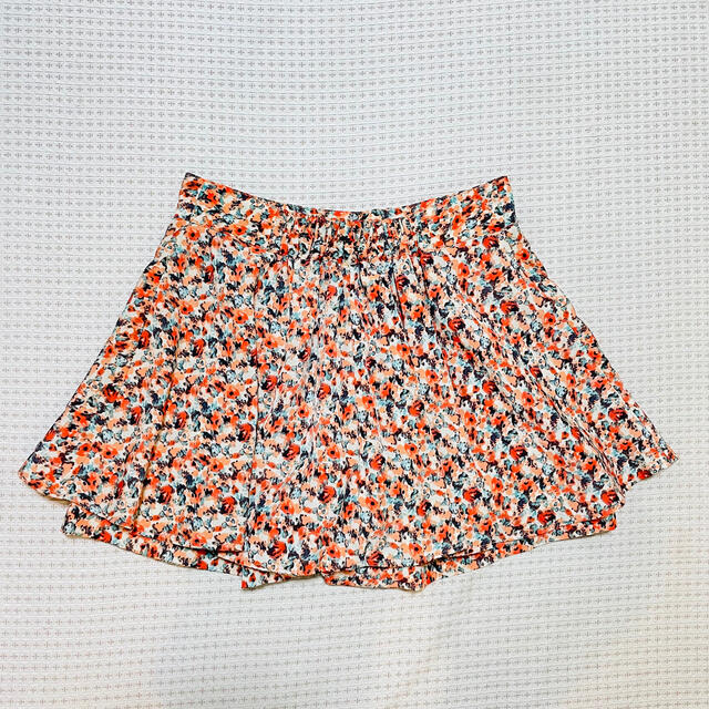NICE CLAUP(ナイスクラップ)のNICE CLAUP  小花柄スカート　インナーパンツ付き レディースのスカート(ミニスカート)の商品写真