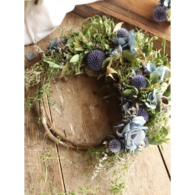 涼しげな藍色紫陽花と季節の草花のハーフリース。ドライフラワーリース。紫陽花リース