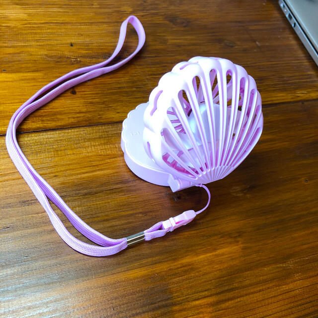 貝殻　ピンク　紐付き　電池式　持ち運び　扇風機 スマホ/家電/カメラの冷暖房/空調(扇風機)の商品写真