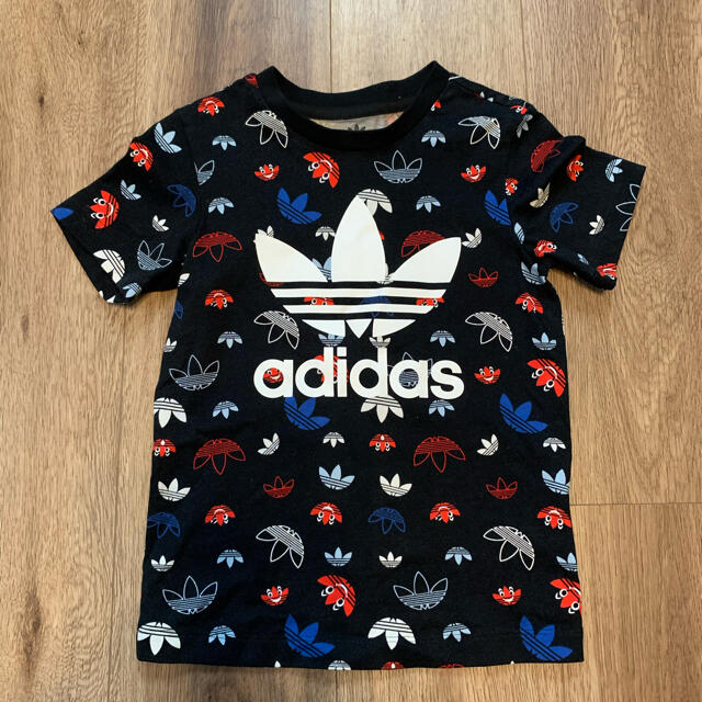 adidas(アディダス)のadidas  100㎝　ロゴTシャツ キッズ/ベビー/マタニティのキッズ服男の子用(90cm~)(Tシャツ/カットソー)の商品写真