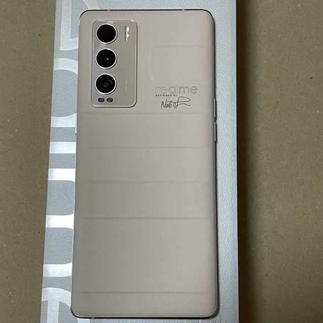 realme GT Master Explorer Edition 旅行箱·杏 スマホ/家電/カメラのスマートフォン/携帯電話(スマートフォン本体)の商品写真