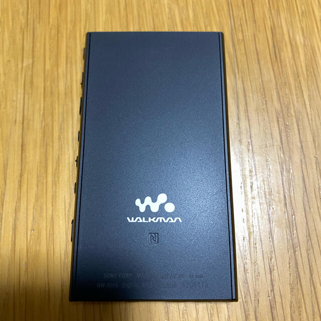 WALKMAN(ウォークマン)のNW-A106 32GB Walkman 専用純正カバー付き スマホ/家電/カメラのオーディオ機器(ポータブルプレーヤー)の商品写真