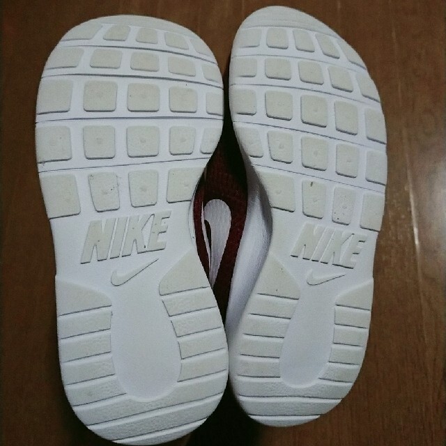 NIKE(ナイキ)のナイキ 18 キッズ/ベビー/マタニティのキッズ靴/シューズ(15cm~)(スニーカー)の商品写真