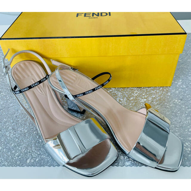 FENDI(フェンディ)のFENDI シルバーサンダル ラミネートレザー  Fモチーフ 36 23.0cm レディースの靴/シューズ(サンダル)の商品写真