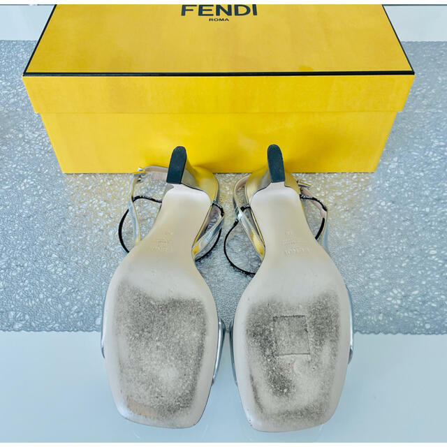 FENDI(フェンディ)のFENDI シルバーサンダル ラミネートレザー  Fモチーフ 36 23.0cm レディースの靴/シューズ(サンダル)の商品写真