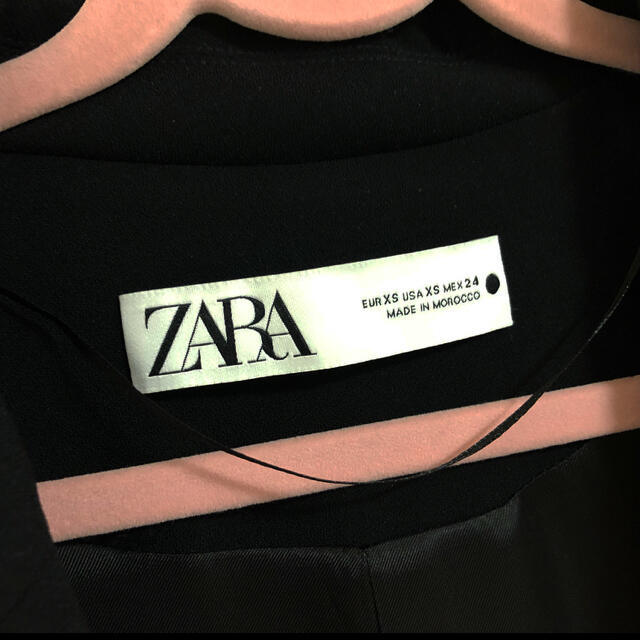 ZARA(ザラ)の新品タグ付き【XS サイズ　ブラック】ZARA  スリットベスト　 レディースのトップス(ベスト/ジレ)の商品写真