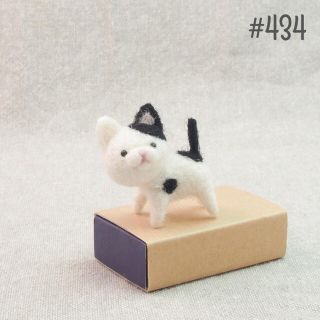 羊毛フェルト434 丸顔のぶち猫 白×黒 ハンドメイド(ぬいぐるみ)