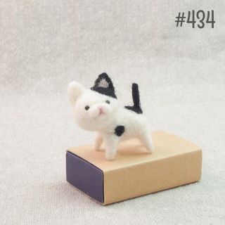 羊毛フェルト434 丸顔のぶち猫 白×黒 ハンドメイドの通販 by 羊毛