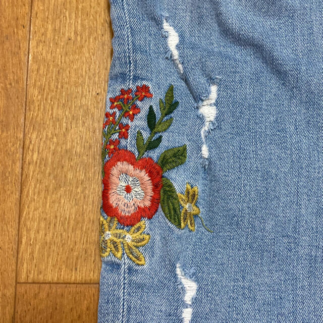 ZARA(ザラ)の【値下げ】ZARA デニム　刺繍　ダメージジーンズ　36 レディースのパンツ(デニム/ジーンズ)の商品写真