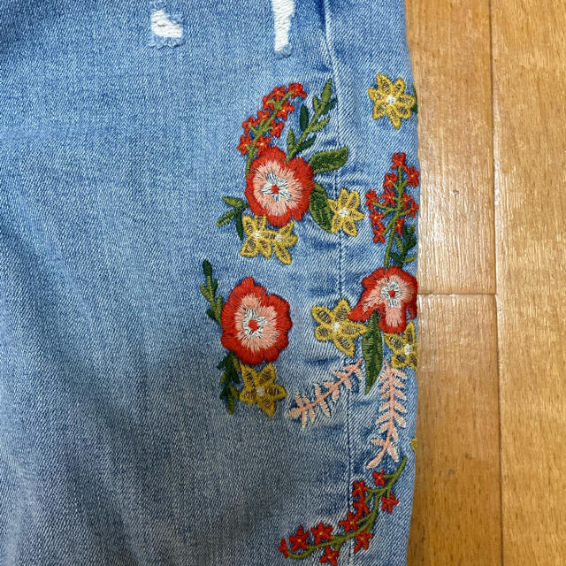 ZARA(ザラ)の【値下げ】ZARA デニム　刺繍　ダメージジーンズ　36 レディースのパンツ(デニム/ジーンズ)の商品写真