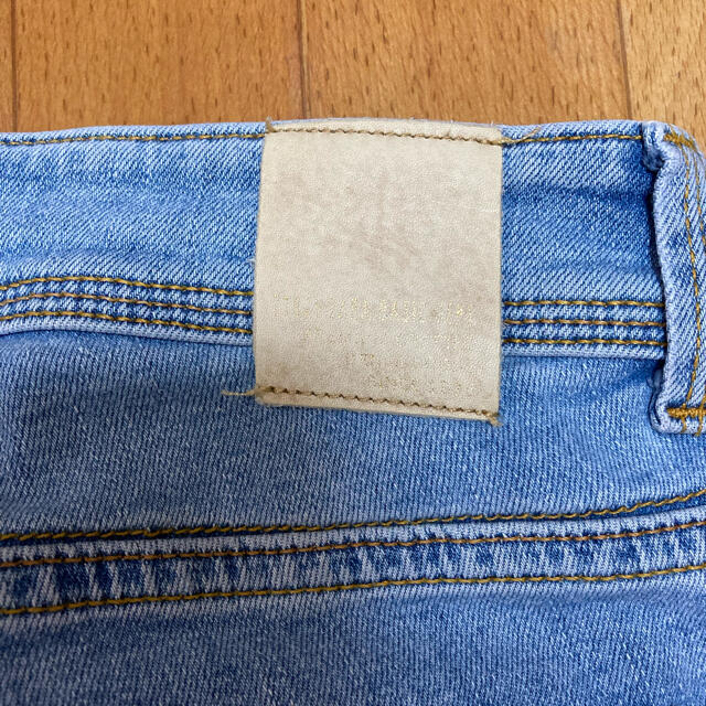 ZARA(ザラ)の【値下げ】ZARA デニム　刺繍　ダメージジーンズ　36 レディースのパンツ(デニム/ジーンズ)の商品写真