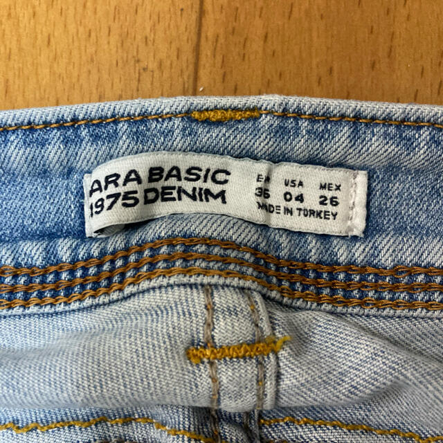 ZARA(ザラ)の【値下げ】ZARA デニム　刺繍　ダメージジーンズ　36 レディースのパンツ(デニム/ジーンズ)の商品写真