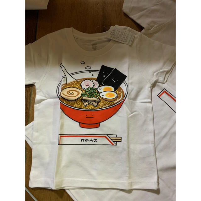 Design Tshirts Store graniph(グラニフ)の新品グラニフ　らーめん、餃子おもしろTシャツ　100サイズとLサイズ キッズ/ベビー/マタニティのキッズ服男の子用(90cm~)(Tシャツ/カットソー)の商品写真