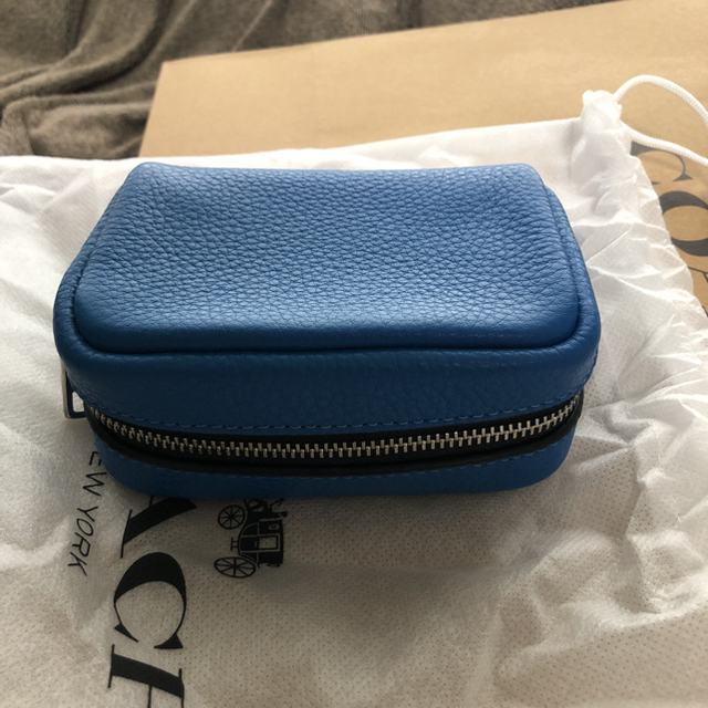 COACH(コーチ)の新品未使用  スヌーピー×coach ミニボクシーコスメティックケース ブルー レディースのファッション小物(ポーチ)の商品写真