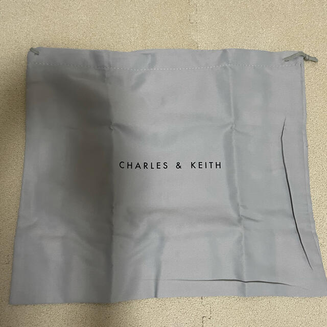 Charles and Keith(チャールズアンドキース)のチャールズアンドキース　プッシュロックトラペーズトップハンドルバッグ レディースのバッグ(ショルダーバッグ)の商品写真