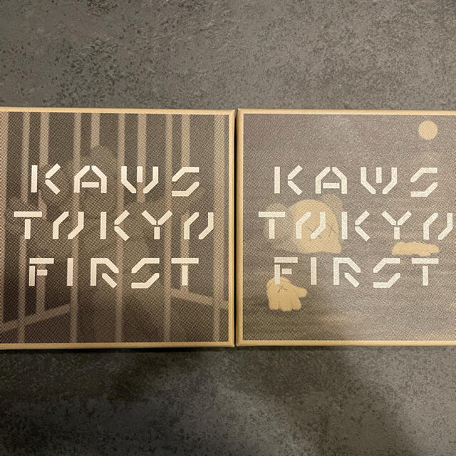 MEDICOM TOY(メディコムトイ)のkaws tokyo first グッズ　ハンカチ2種セット　カウズ　 エンタメ/ホビーのおもちゃ/ぬいぐるみ(キャラクターグッズ)の商品写真