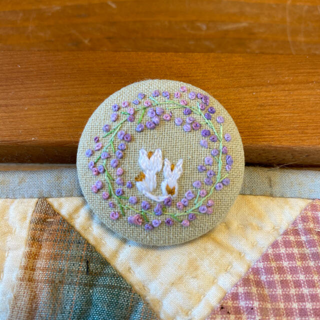 刺繍ブローチ　刺繍ヘアゴム　かすみ草のリース　白猫親子　紫 ハンドメイドのアクセサリー(コサージュ/ブローチ)の商品写真