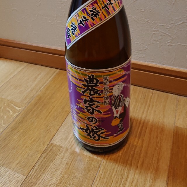 農家の嫁 1800ml 紫芋焼酎 食品/飲料/酒の酒(焼酎)の商品写真