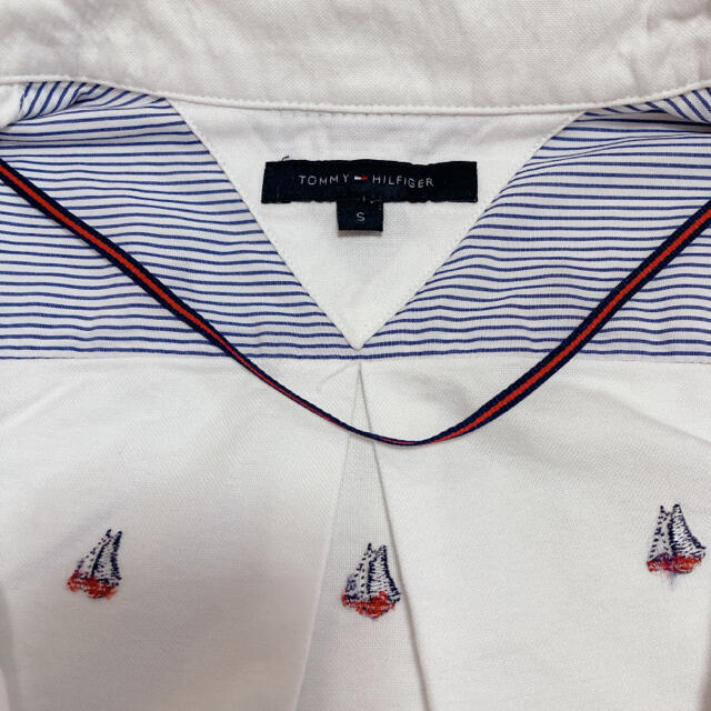 TOMMY HILFIGER(トミーヒルフィガー)のTOMMY HILFIGER  長袖シャツ　ヨット柄　白 レディースのトップス(シャツ/ブラウス(長袖/七分))の商品写真