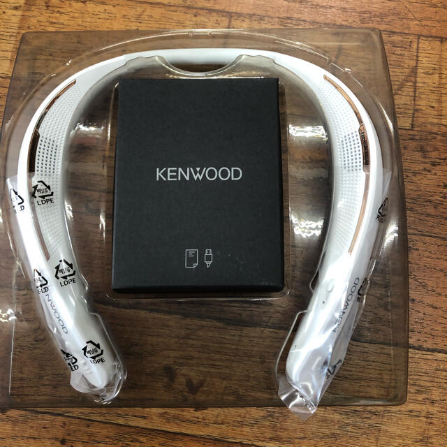 KENWOOD(ケンウッド)の未使用在庫処分品　ケンウッド　ウェアラブルワイヤレススピーカー　NS1BT スマホ/家電/カメラのオーディオ機器(ヘッドフォン/イヤフォン)の商品写真