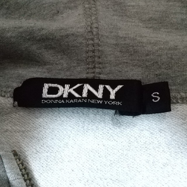DKNY(ダナキャランニューヨーク)のDNKYグレーパーカーSサイズ レディースのトップス(パーカー)の商品写真