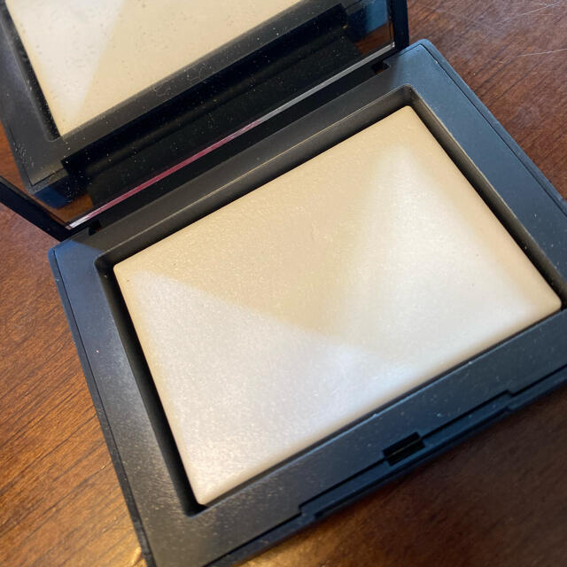 NARS(ナーズ)のNARS ライトリフレクティングセッティングパウダー　プレスト　N コスメ/美容のベースメイク/化粧品(フェイスパウダー)の商品写真