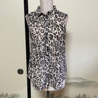 エイチアンドエム(H&M)のH&M ヒョウ柄 レオパードノースリーブ シャツ(シャツ/ブラウス(半袖/袖なし))